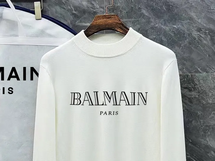 Balmain Balmain 🆕 Complete with 3 standards Premium printed half-turtleneck sweater Premium wool blended sweater Men's and women's Premium customized series Affiliated to the brand's Premium main line Patented top yarn blend Use innovation to interpret conventional styles The configuration of the fabric is subversive The details are remarkable The most anticipated sweater in winter 24 Full sense of luxury The brand is designated by Zhejiang and the factory is flowing out Super cost-effective Meri wool yarn has excellent quality. It feels super soft, delicate, soft, non-pilling and does not deform. It is available at all major counters at the same time. It is a must-have product every year. The product seems simple, the process is extremely complicated, and the upper body is not picky. The upper body is extremely skin-friendly and comfortable. It can be worn next to the body with an outer jacket or as an outer layer. Color: Black White Sizes: M L XL 2XL 3XL